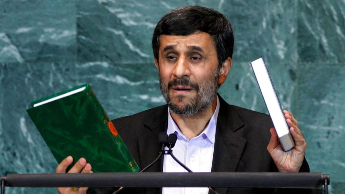Que fait l'ancien président iranien Mahmoud Ahmadinejad à Budapest ?