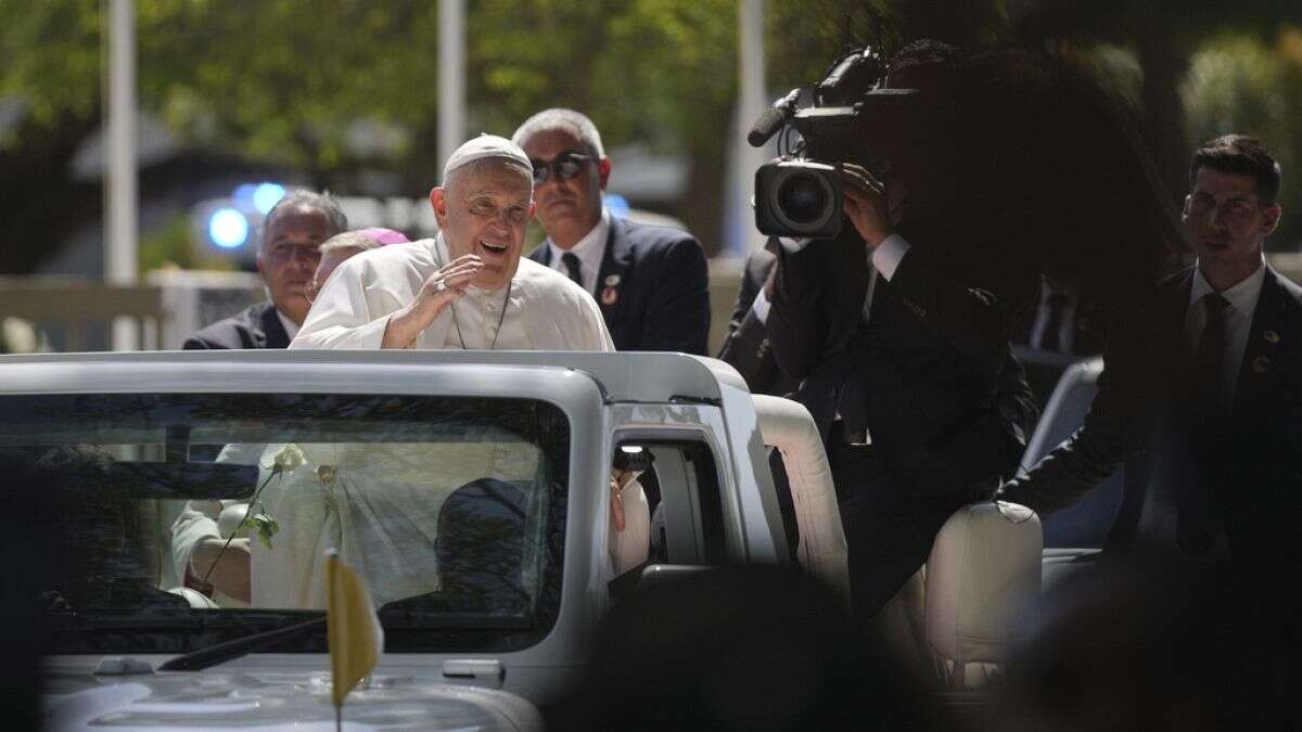 Caluroso recibimiento al Papa en su histórica visita a Timor Oriental