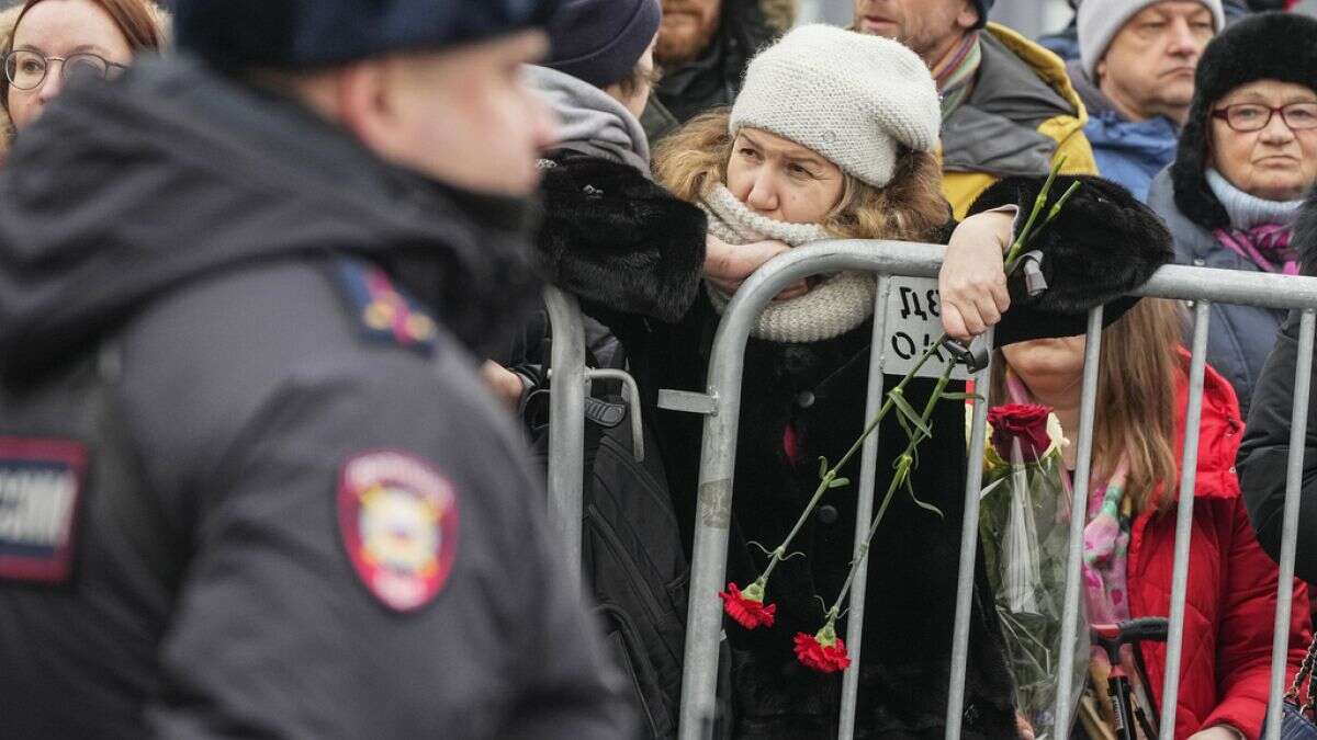 Russie : des milliers de personnes assistent aux funérailles d'Alexeï Navalny