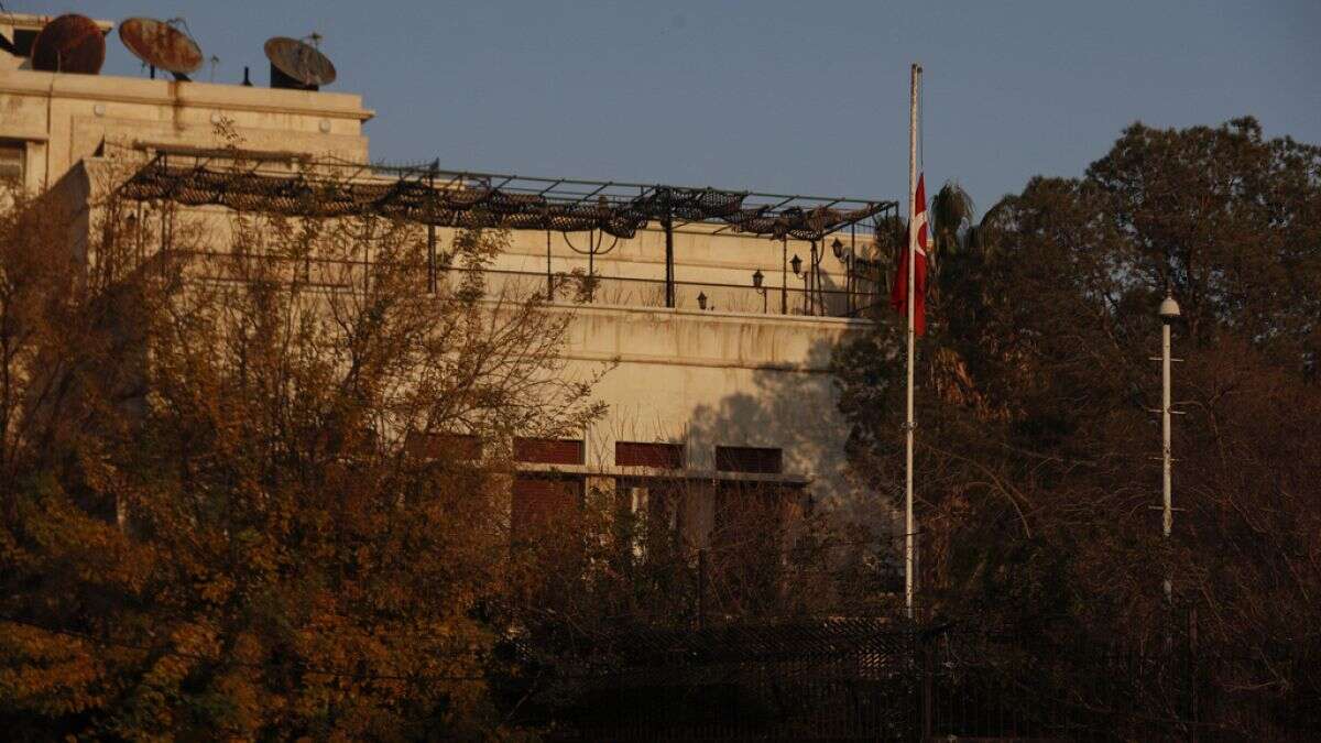 Turquía reabre su embajada en Siria por primera vez en 12 años