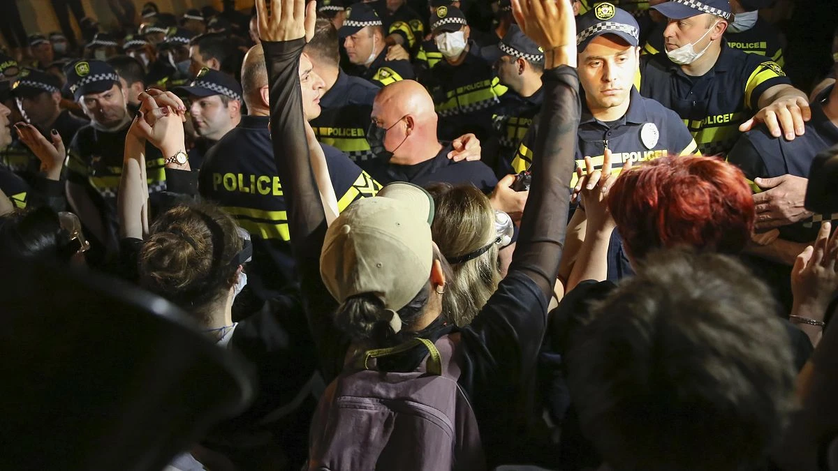 Von der Leyen condamne les violences policières à Tbilissi