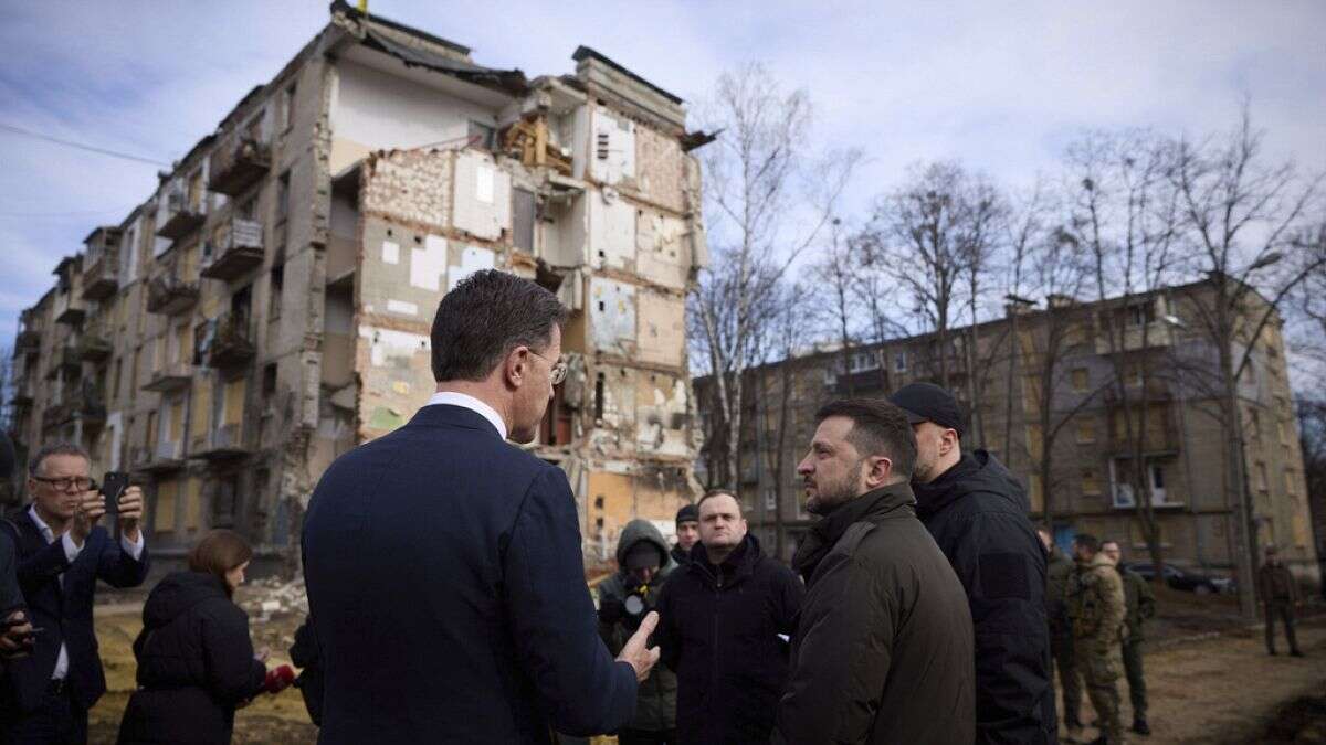 Ukraine : accord de sécurité avec les Pays-Bas, frappes russes dans plusieurs régions