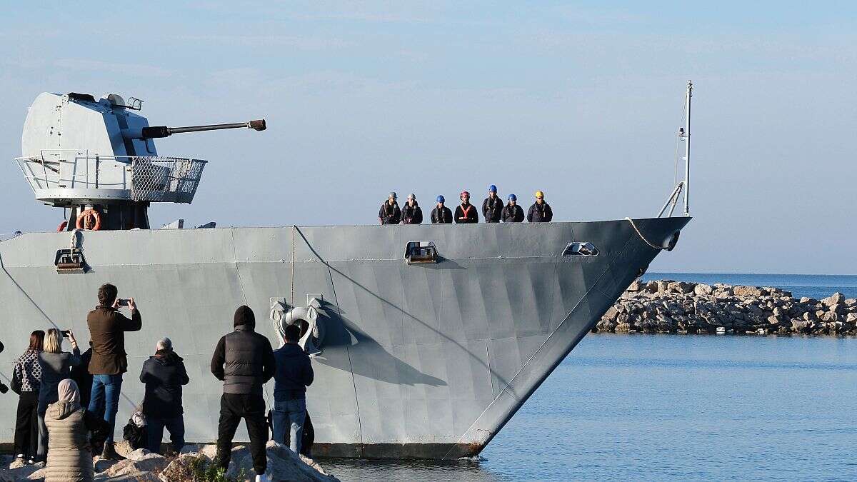 Un navire de la marine italienne a transféré des migrants en Albanie