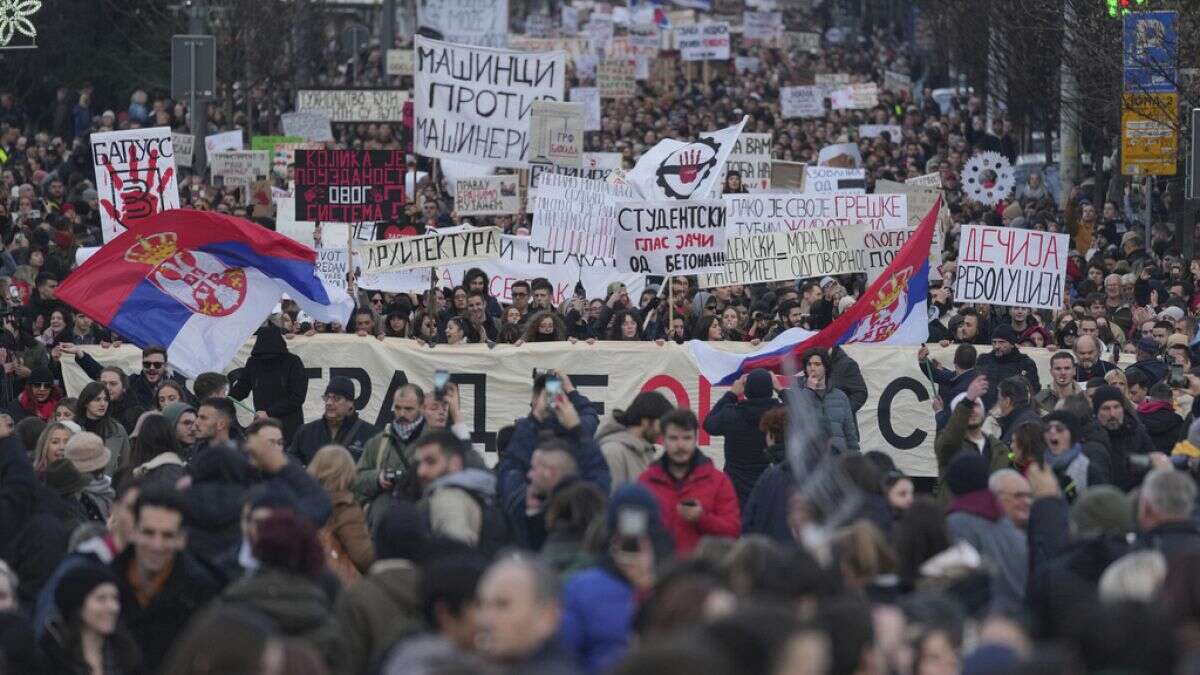 Decenas de miles de serbios protestan contra el residente Vucic