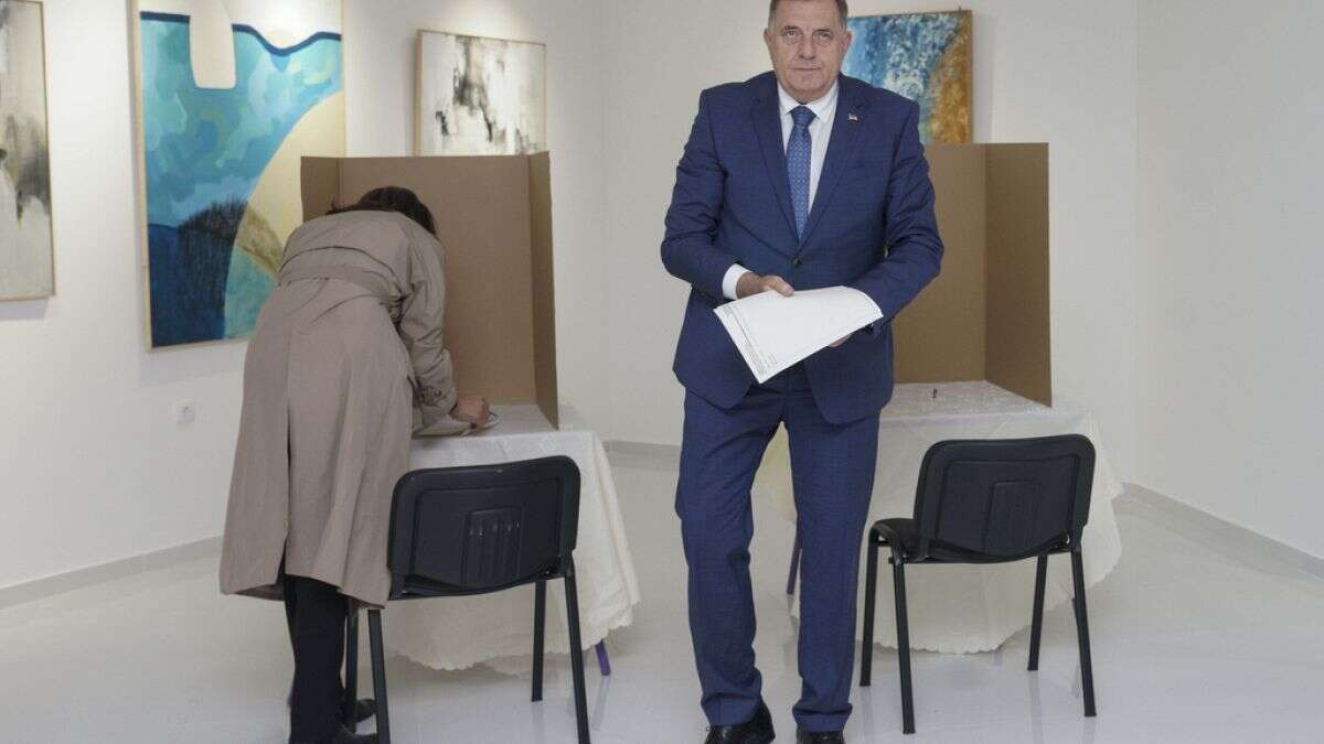 Bosnia celebra elecciones locales tras unas inundaciones mortales