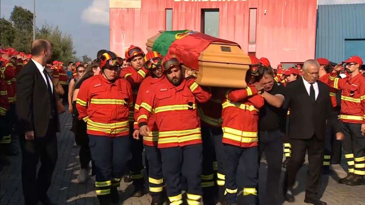 Au Portugal, l'hommage aux pompiers tués lors des incendies