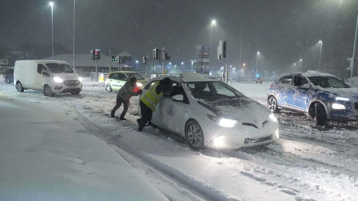 De fortes chutes de neige entraînent la fermeture d'aéroports au Royaume-Uni