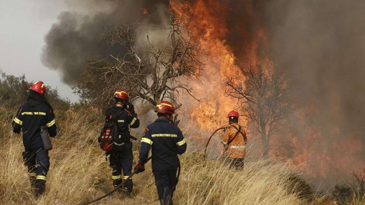 Europa se moviliza para acabar con el enorme incendio mortal en Grecia