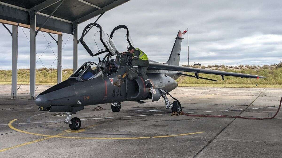 Pilotos ucranianos aprenden a pilotar aviones de combate en Francia