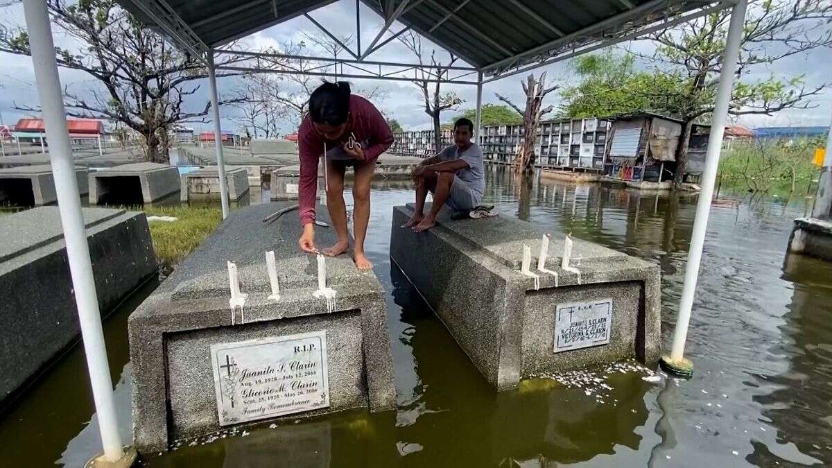 No Comment : des tombes submergées par les eaux après de fortes pluies aux Philippines