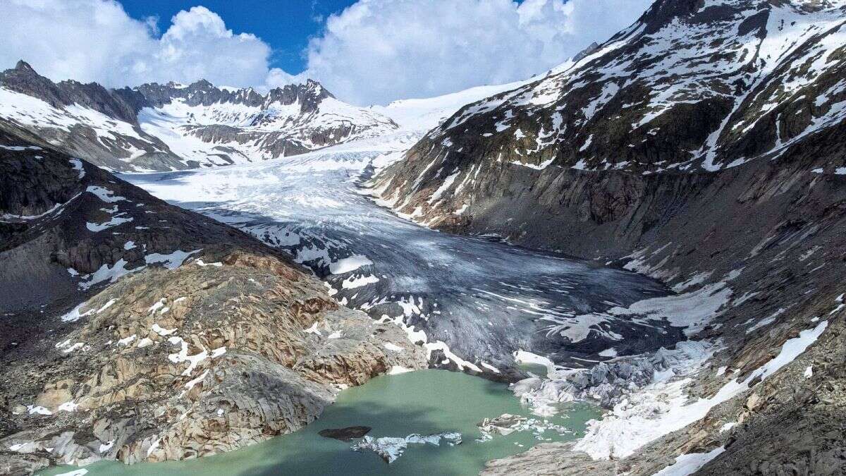 Les photos de la disparition d'un glacier suisse deviennent virales