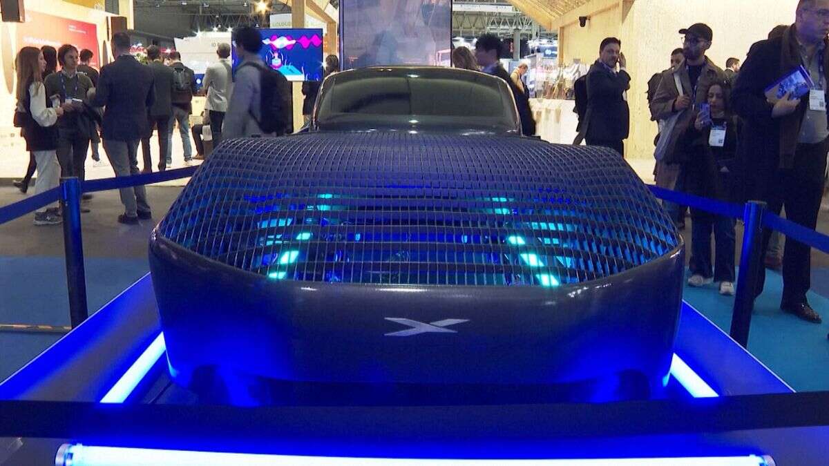 Une voiture volante fait sensation au salon mondial du mobile de Barcelone