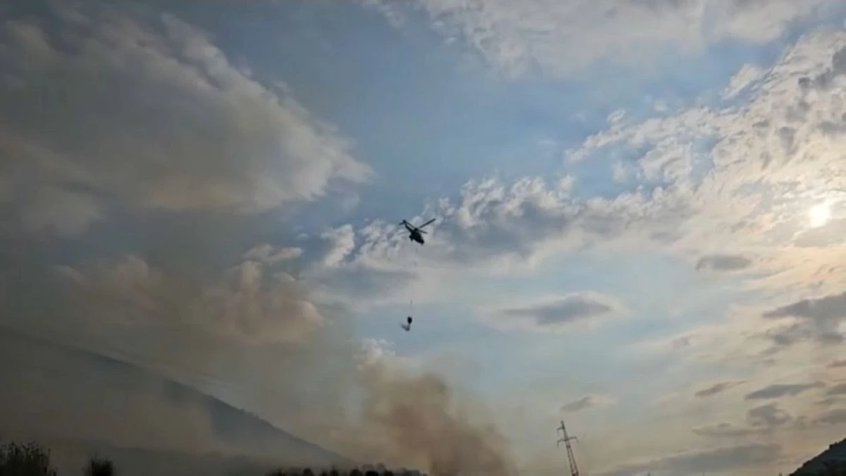 Un enorme incendio amenaza varios pueblos en Albania