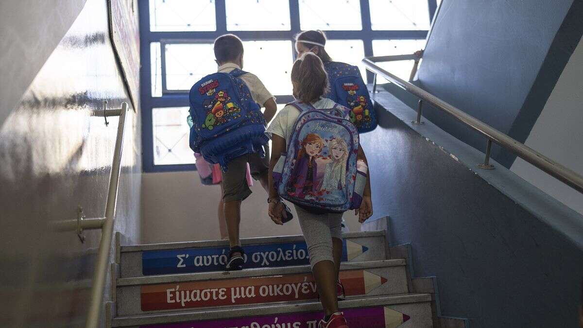 Grecia prohíbe los teléfonos móviles en las escuelas este curso