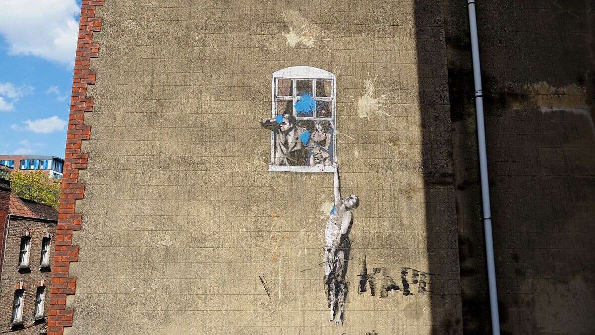 Subastan un edificio con el mural de Banksy 'Well hung lover'