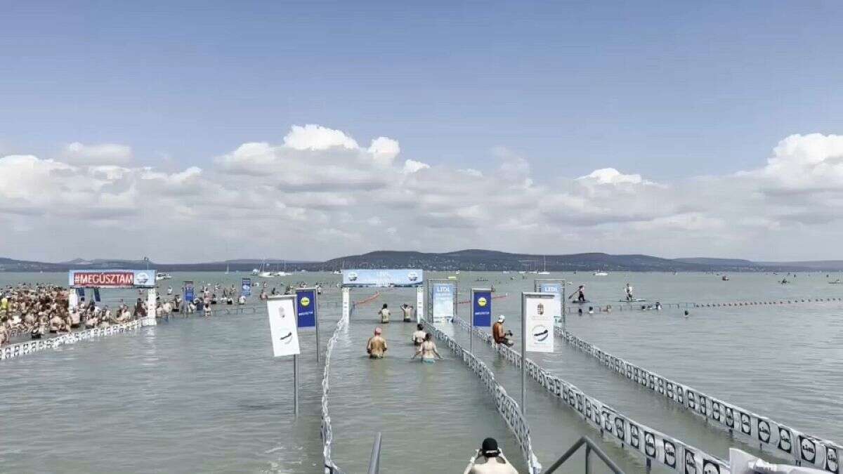 Hungría celebra la tradicional travesía del lago Balatón