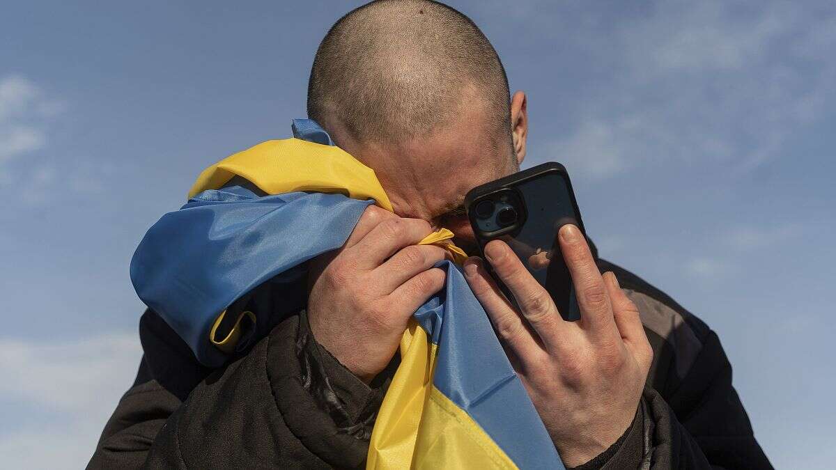 Tortures, violences sexuelles et exécutions : les conditions de détention inhumaines des prisonniers de guerre ukrainiens