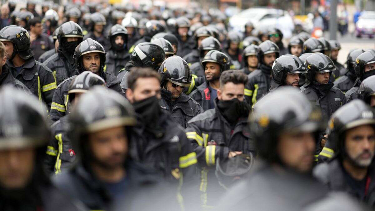 Cientos de bomberos protestan invadiendo las escaleras del Parlamento