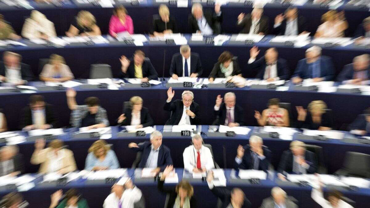 Combien d'argent le Parlement européen a-t-il alloué aux groupes politiques ?