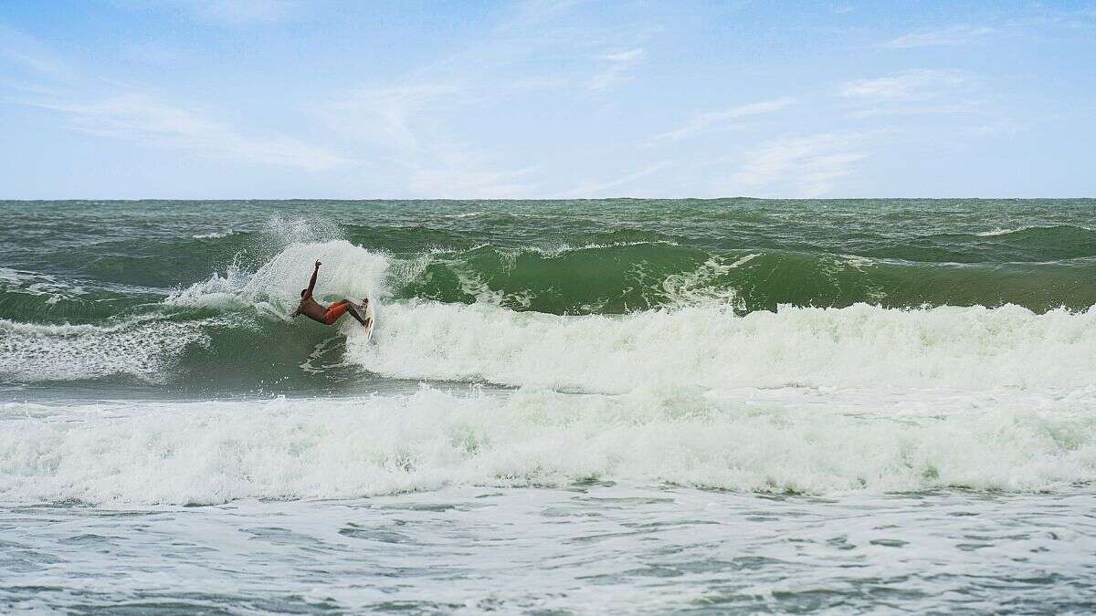 Surfear, navegar y explorar: Los 5 mejores destinos para practicar deportes acuáticos en Brasil