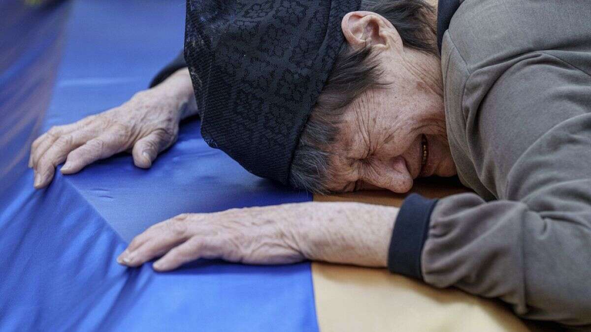 Funerales masivos en Ucrania mientras Rusia aumenta sus ataques aéreos