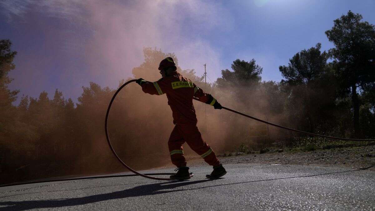 Feux de forêt : la Roumanie touchée, la Grèce se prépare