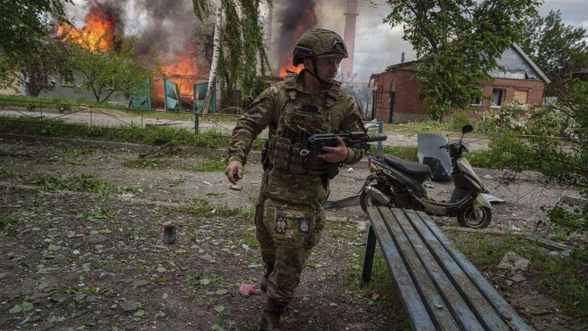 Járkov bombardeada y asediada por Rusia espera la retirada ucraniana