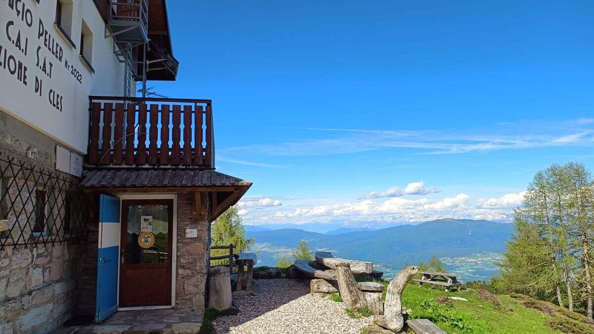 Italia: Una pareja abandona la ciudad para dirigir un hotel de montaña