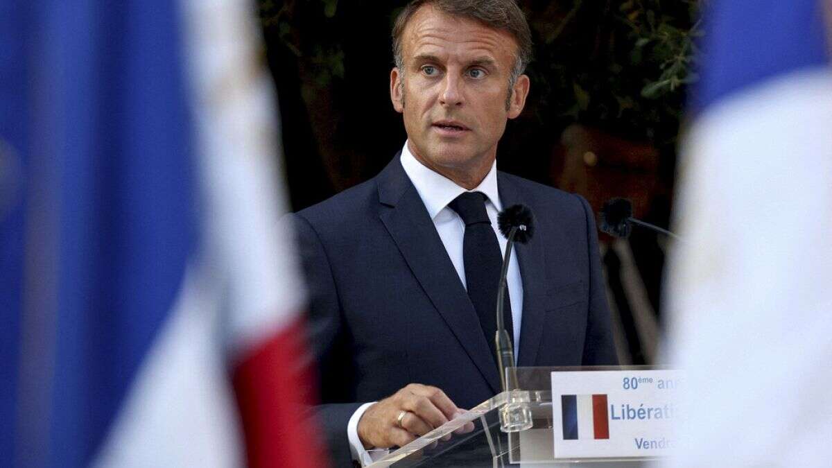 La izquierda francesa amenaza a Macron con destituirle