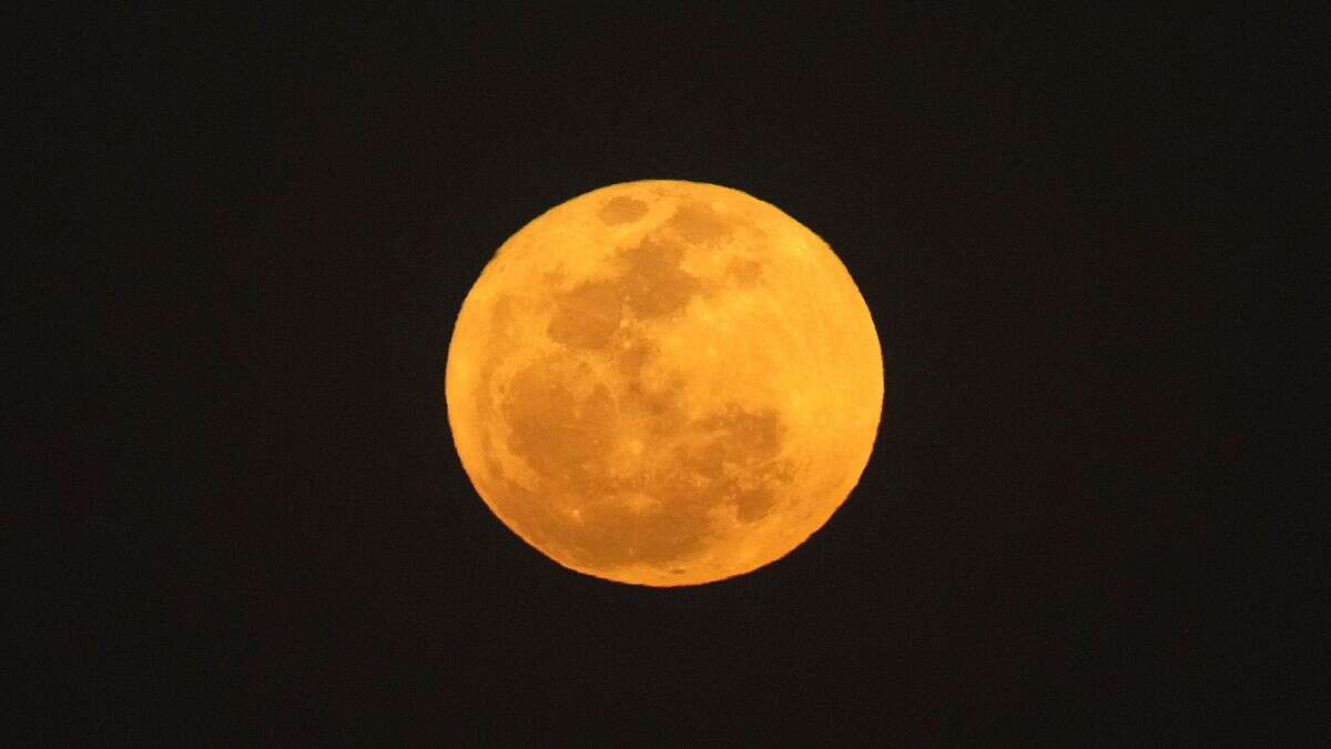 Une rare super lune bleue illumine les ciels nocturnes du monde entier