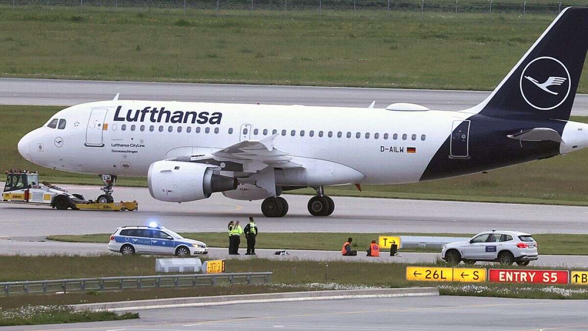 Des activistes du climat perturbent le trafic aérien à l'aéroport de Munich