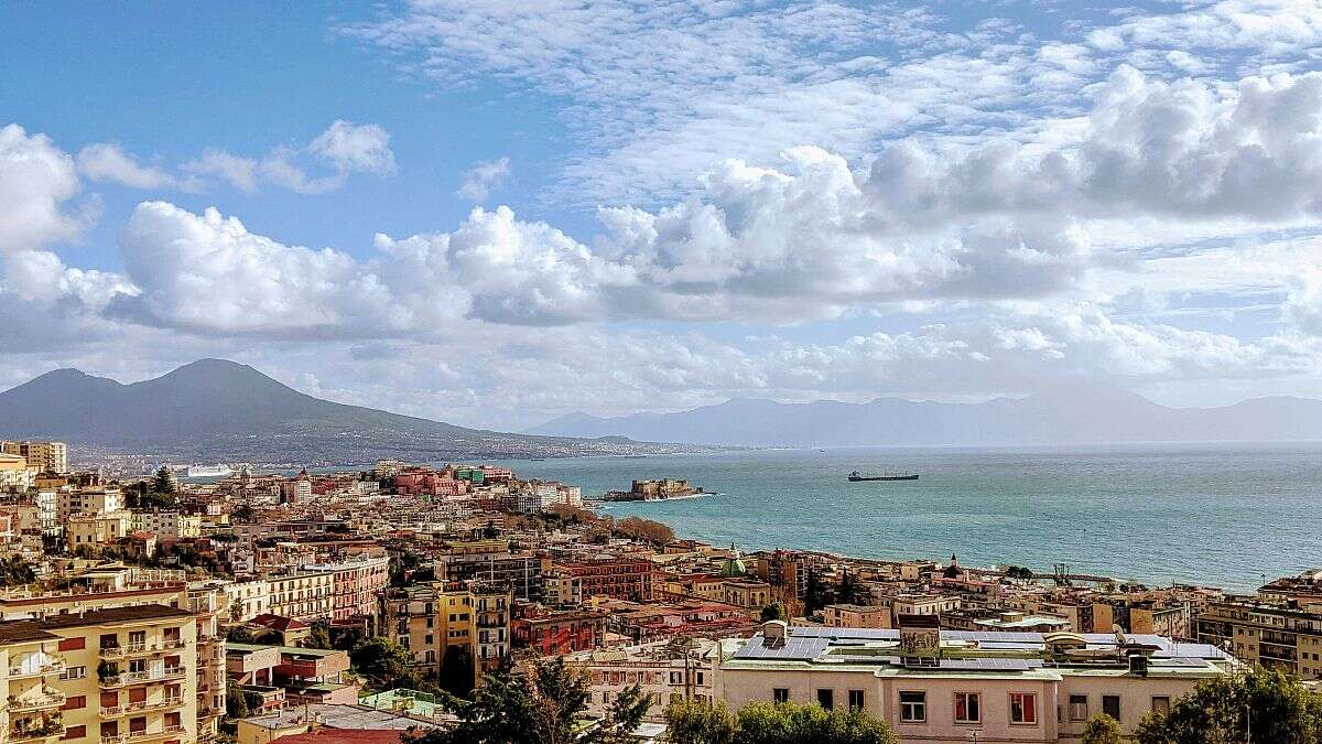 Italia se prepara para evacuaciones tras el terremoto en Nápoles