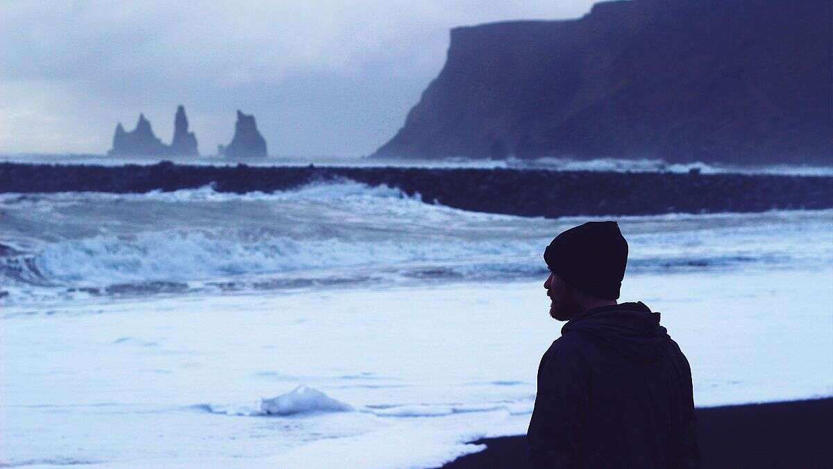 Des sables volcaniques aux vagues géantes : les plages en hiver