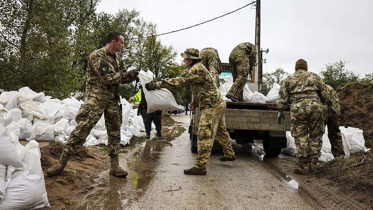 Las lluvias amenazan con anegar pueblos y ciudades en Hungría