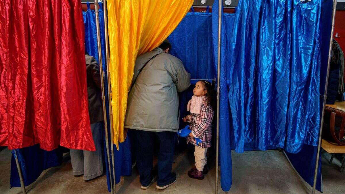 Dernière minute. Sondages à la sortie des urnes : Les forces euro-atlantiques en tête dans des élections législatives très disputées en Roumanie