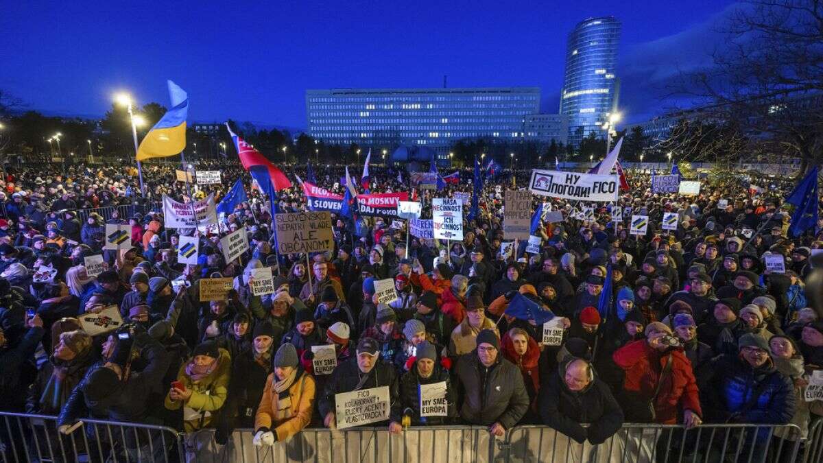 Des milliers de Slovaques manifestent contre la politique pro-Moscou de Robert Fico