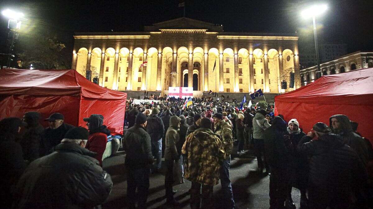 Manifestation massive avant la première réunion du parlement nouvellement élu