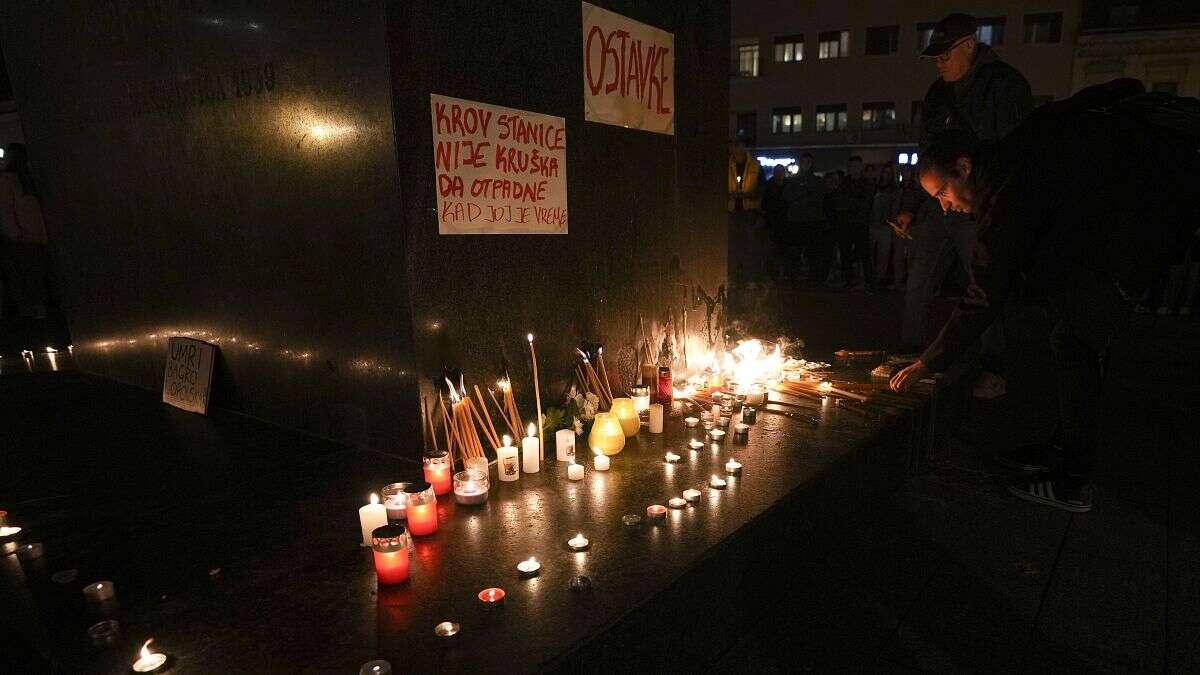 Effondrement de l'auvent à la gare de Novi Sad : la Serbie se recueille en hommage aux victimes