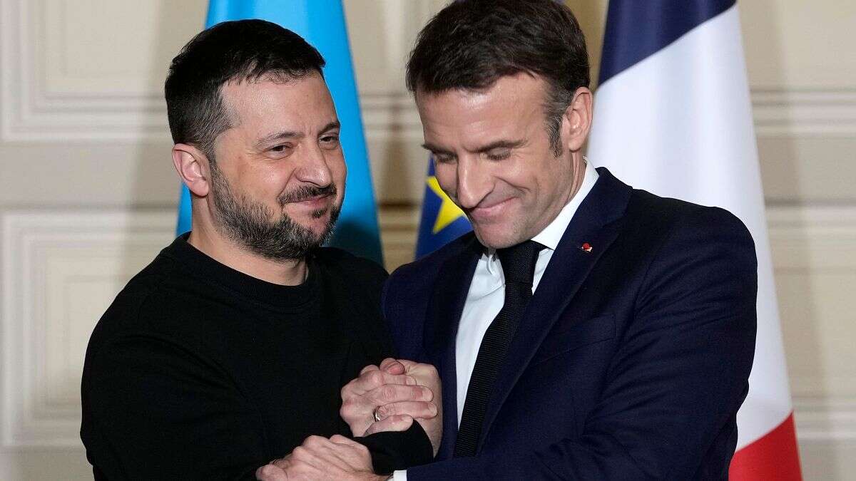 Macron rencontre des soldats ukrainiens dans un camp militaire