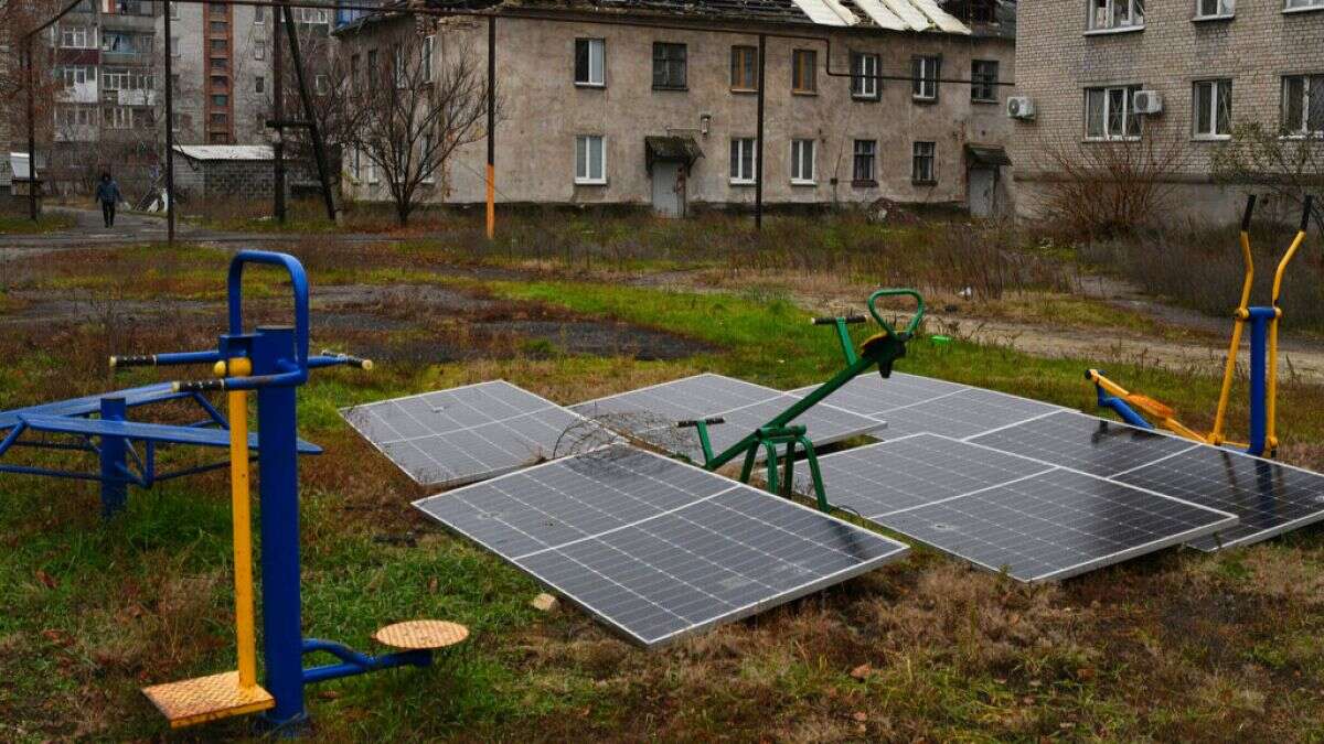 Les Ukrainiens utilisent des panneaux solaires pour se préparer à un hiver rude