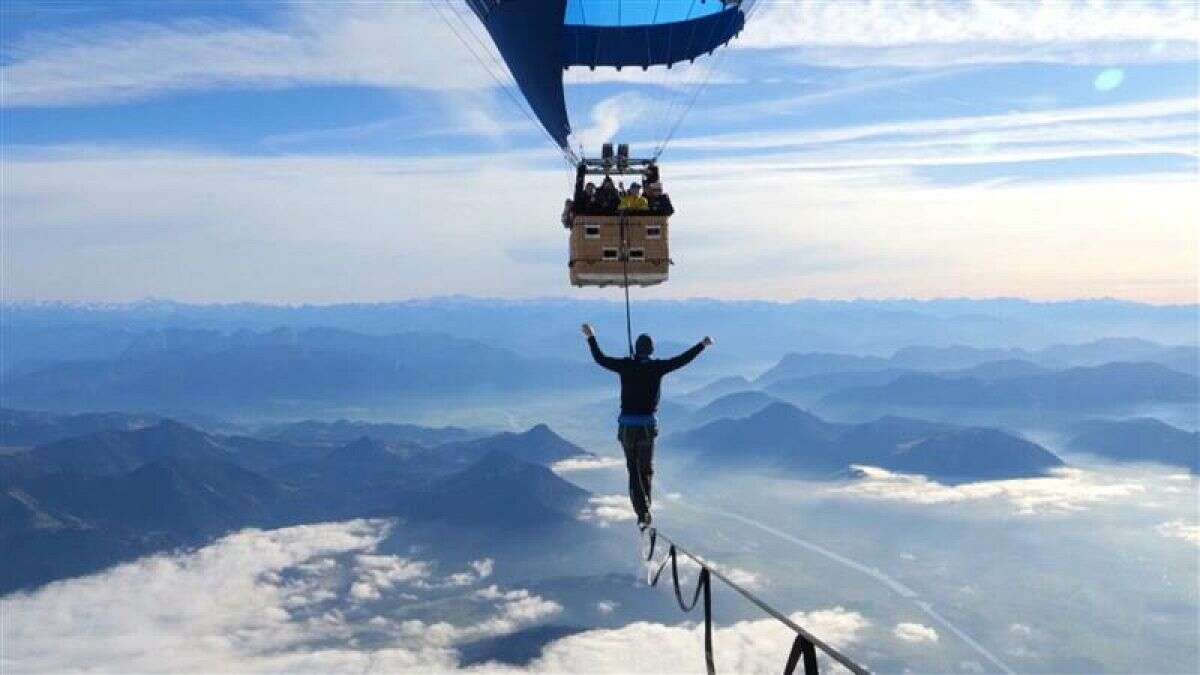 No Comment : des slackliners se balancent entre des montgolfières à 2 500 mètres d'altitude