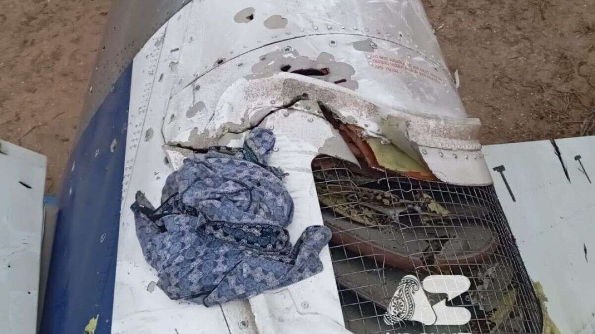 Des photos montrent des preuves apparentes d'une attaque extérieure sur l'avion AZAL