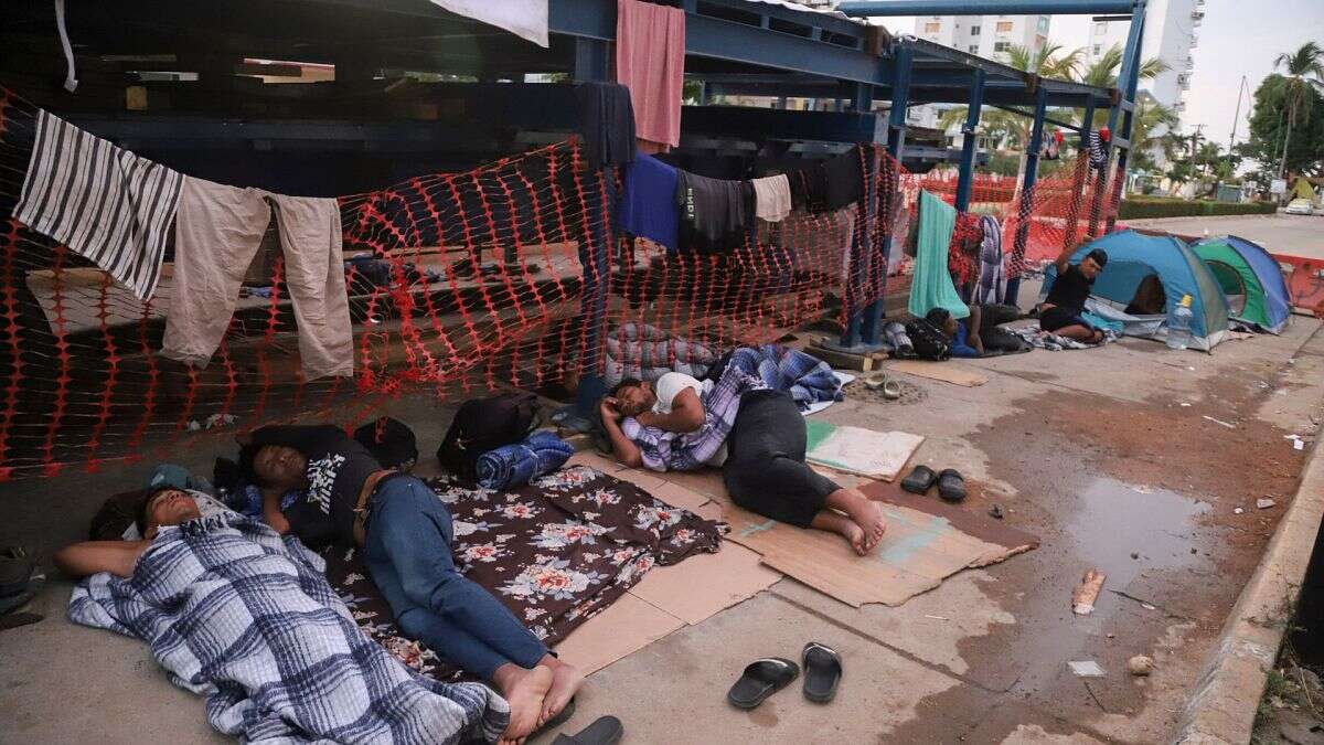 Migrantes varados en Acapulco tras promesas incumplidas de tránsito