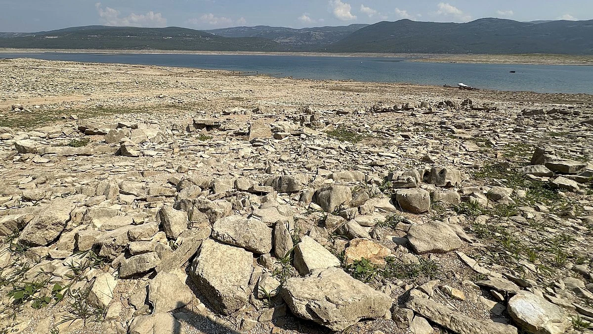 El calor y la sequía en los Balcanes se ceba con los lagos en Bosnia
