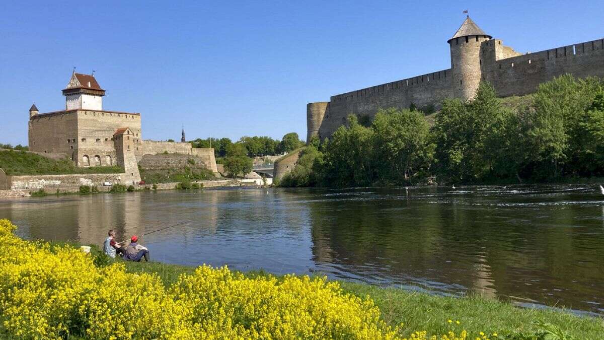 Les bouées de la discorde sur la rivière Narva entre Estonie et Russie