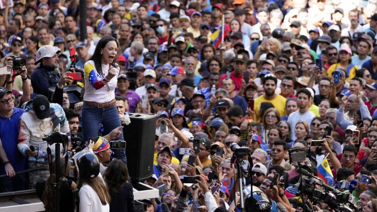 Maduro y González pretenden asumir hoy el poder, Machado se protege