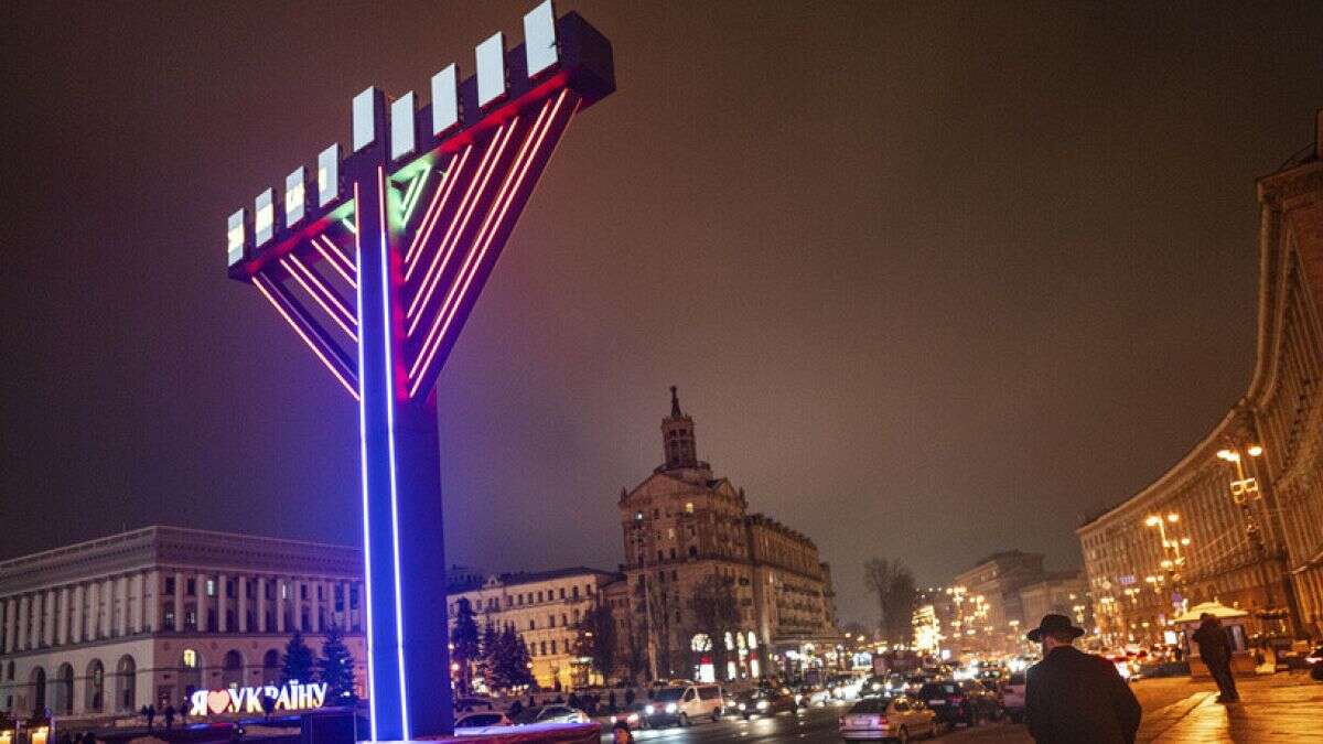 Atípica coincidencia de Janucá con Navidad y su celebración en Europa