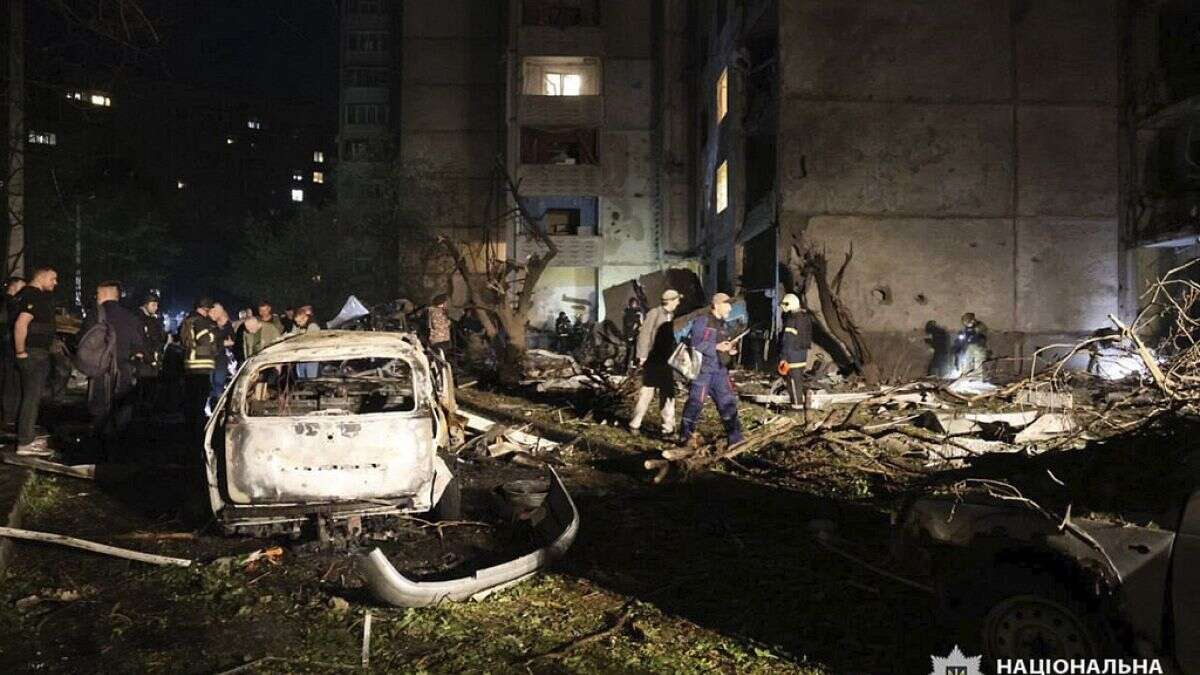 Un ataque aéreo ruso contra apartamentos deja 21 heridos en Járkov