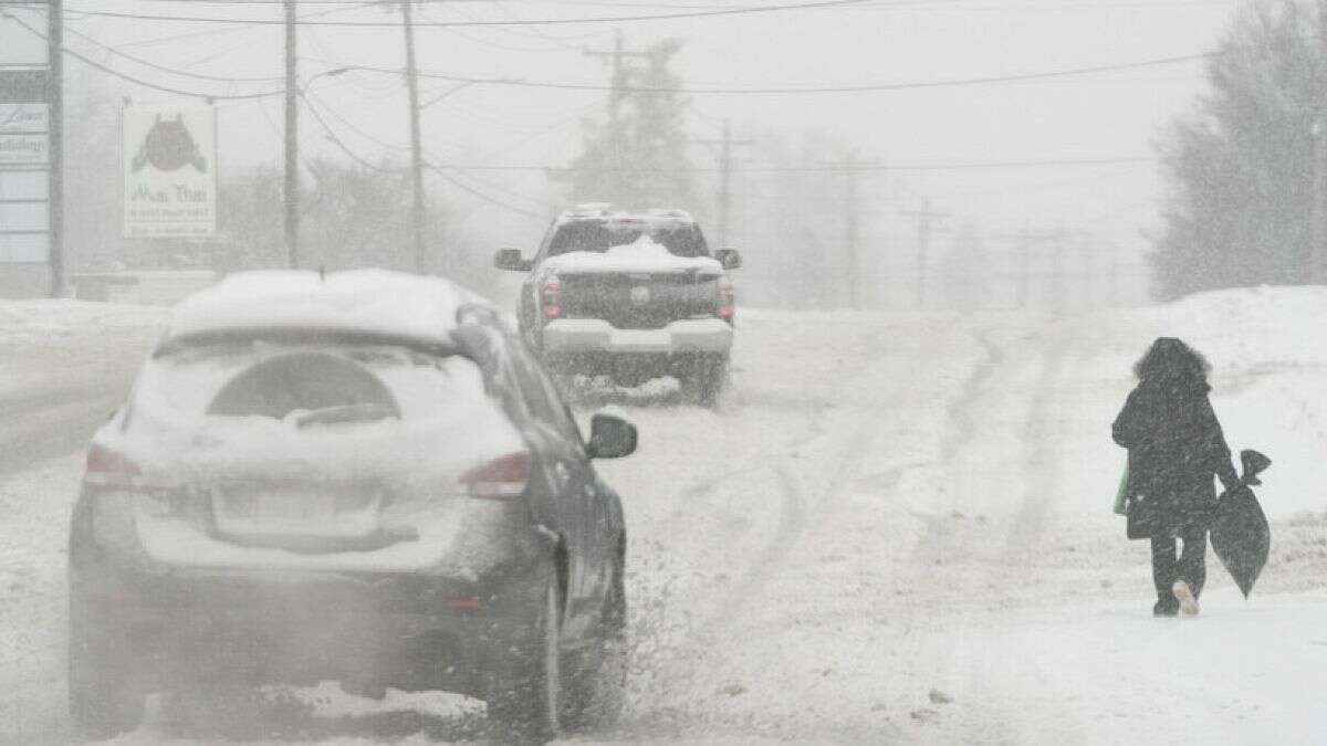 La tempête de neige aux États-Unis fait au moins cinq morts, des centaines de milliers de personnes privées d'électricité