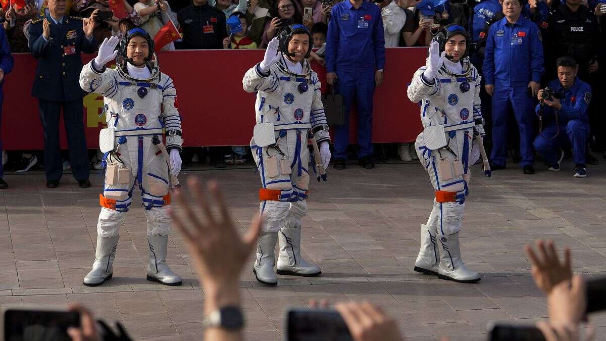 Retour sur Terre de trois astronautes chinois après 6 mois dans l'espace